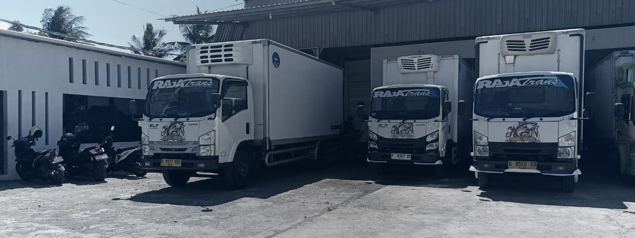 A RAJA Trans refrigerated truck on a distribution route.